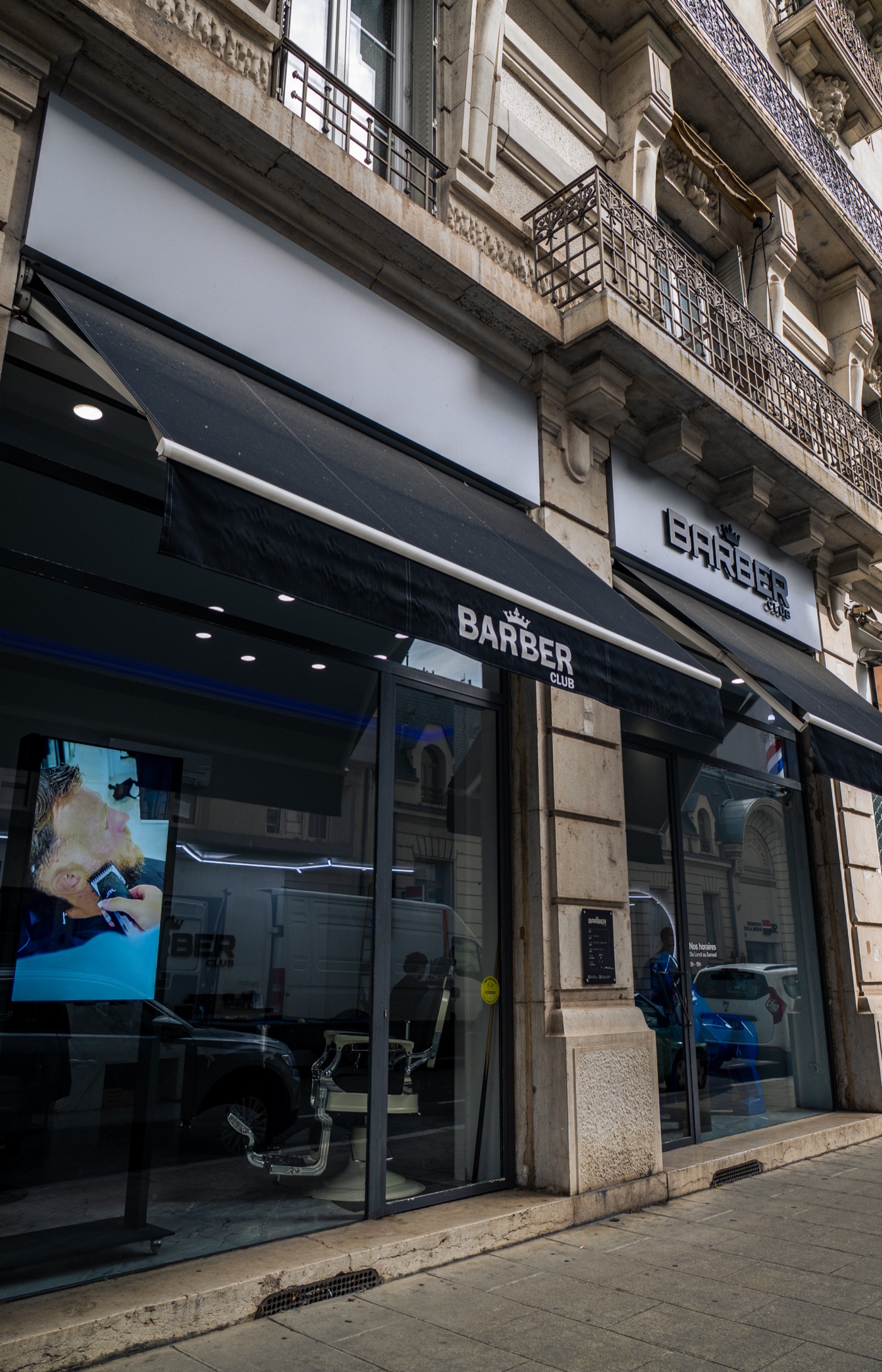 Devanture du salon BarberClub Grenoble, rue Clot Bey