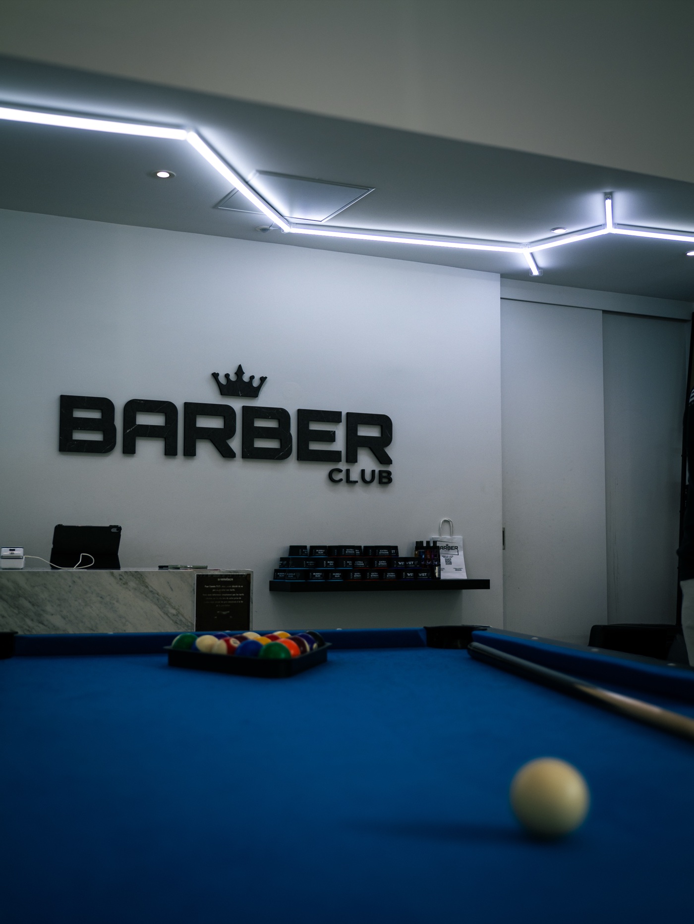Vue depuis la salle billard du salon BarberClub Grenoble