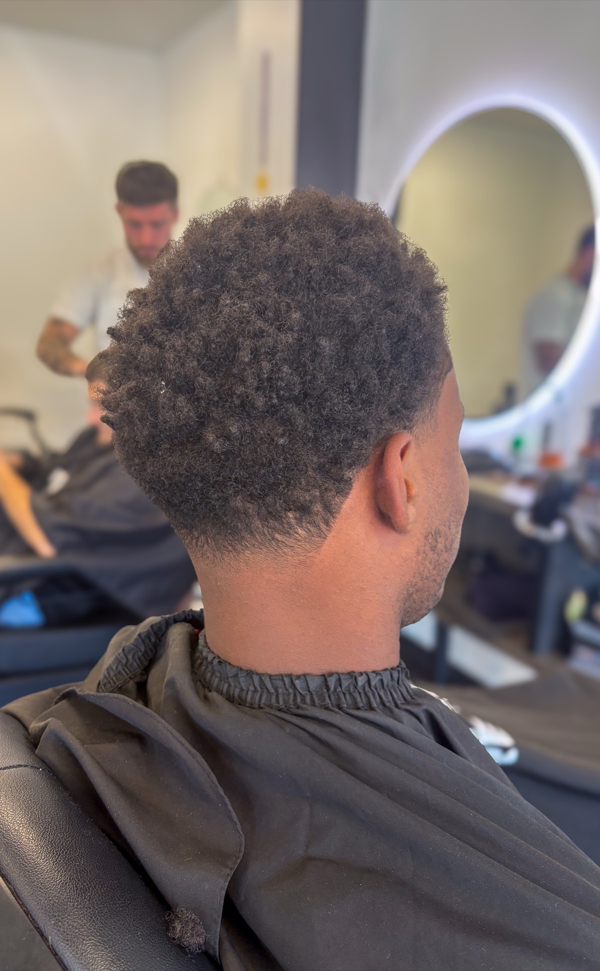 Réalisation d'Alex, dégradé sur cheveux crépus au salon de Meylan